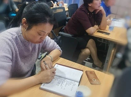 附件4：客户在认真的学习.jpg