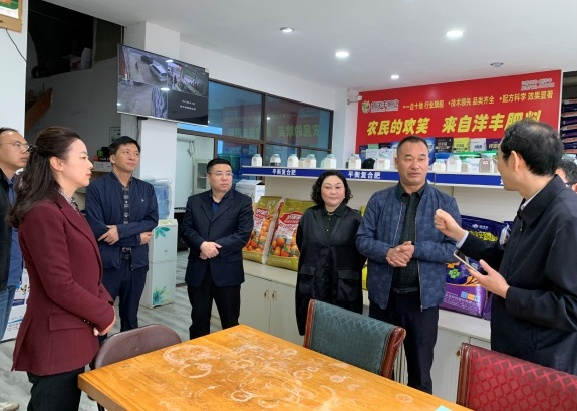 图片3张主任与各级领导视察科技小院服务中心，罗总对 汇报服务中心进行讲解工作.jpg